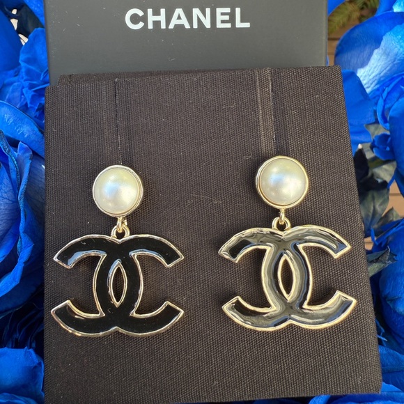Chanel 25P CC Logo Black Metal Resin Gold Tone Stud White Pearl Pendant Earrings - Picture 5 of 16